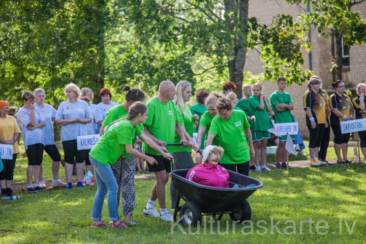 Visi kopā roku rokā